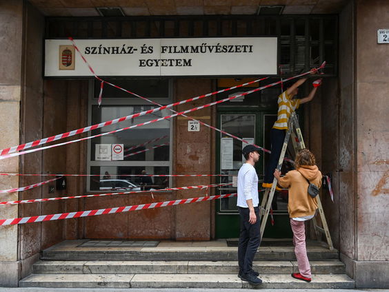 Hongaarse studenten tarten premier Orbán met bezetting van universiteit