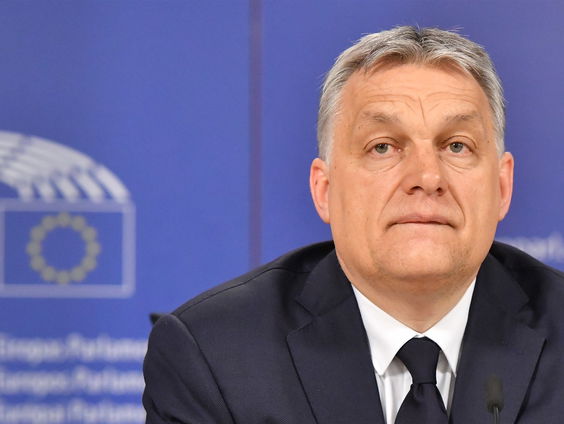 Net gescheiden Orbán gaat alweer de hort op