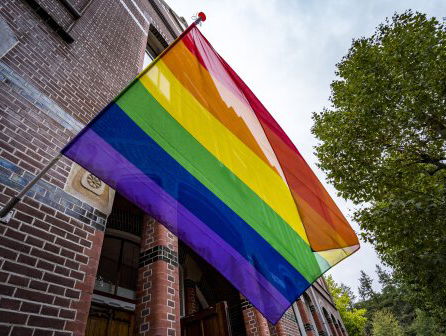 Belager homostel liet van zich horen: moeten we naar hem luisteren?