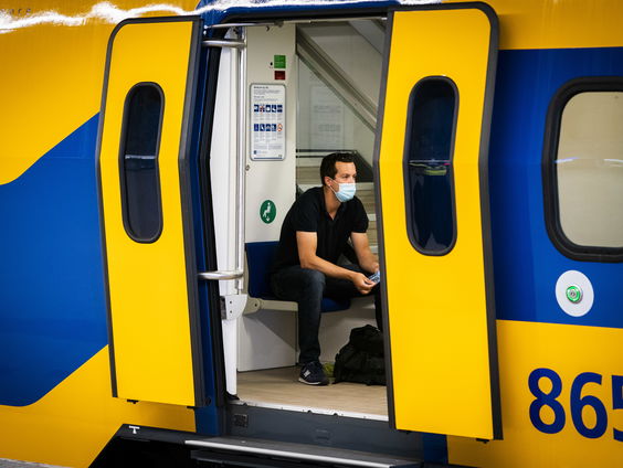 Rover: ‘We moeten méér met het openbaar vervoer reizen’