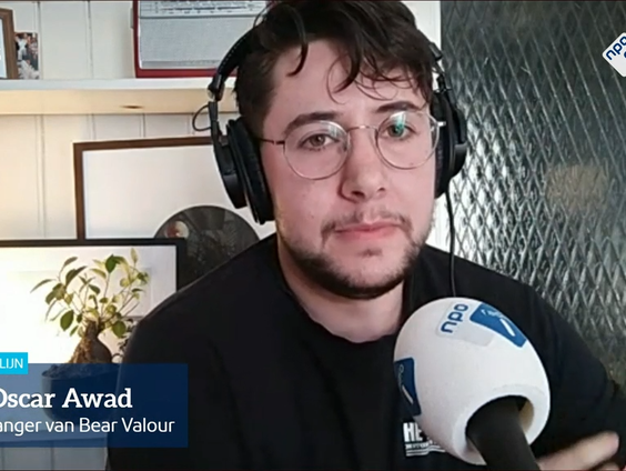 Zanger Eli Oscar Awad van Bear Valour over de documentaire over zijn transitie