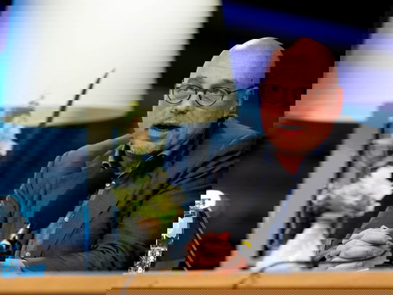 Hendriks op persconferentie: 'Besmettingen in vliegtuig moeilijk te bewijzen'