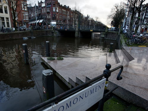 Homomonument 30 jaar "Er liggen altijd bloemen."