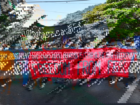 Militairen Myanmar rijden in op burgerprotest