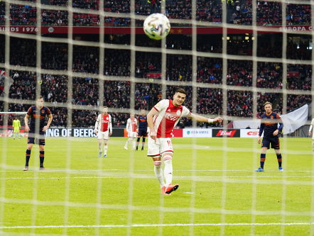 Dusan Tadic schiet penalty in het dak van het doel tegen RKC (1-0)