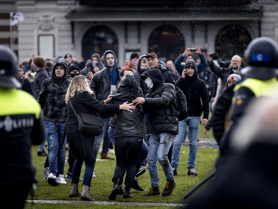 Tientallen klachten over leugens corona-ontkennende arts op Museumplein