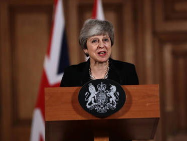 May gaat met Corbyn om de tafel voor de brexit