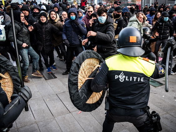 Eerste relschoppers voor de rechter