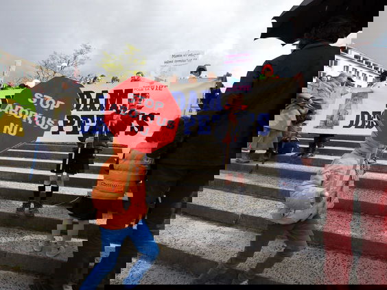 Ruim 600 klachten over de anti-abortusreclame, maar of hij verwijderd gaat worden is nog de vraag