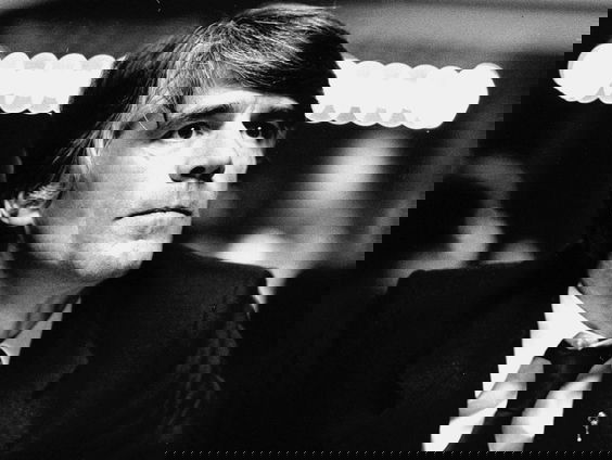 Cabaretier en schrijver Kees van Kooten viert tachtigste verjaardag