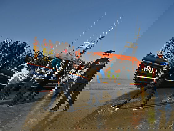 Ruzie om recordaantal migranten dat Het Kanaal oversteekt