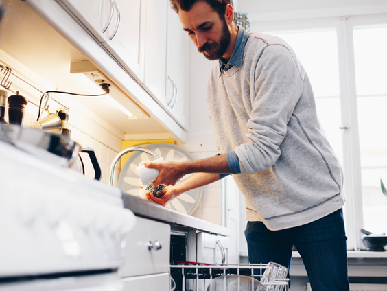 Mannen doen te weinig in het huishouden
