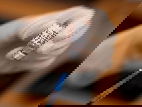 Pfizer en Moderna hebben de prijzen voor hun coronavaccins verhoogd: is dat eerlijk?