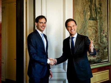 Premier Rutte ontvangt zijn nieuwe ministersploeg