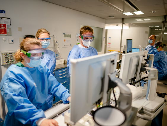 NvZ wil ziekenhuispersoneel als eerste vaccineren: 'Er zitten teveel mensen thuis met corona'