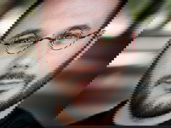 Kunststof - Jonas Staal, kunstenaar