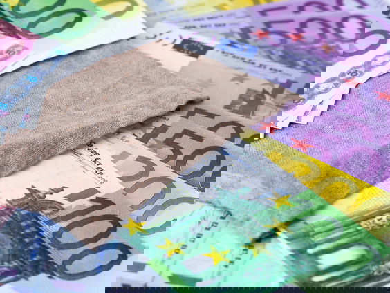 Stand.nl: Het is logisch dat politieke partijen de rekening van de crisis doorschuiven