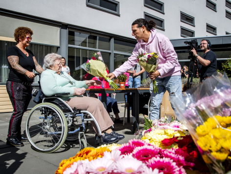 Ali B deelt 150.000 bloemen uit aan ouderen