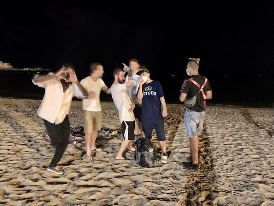 Corona-boete of niet: op het strand van Barcelona wordt gefeest