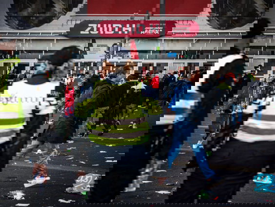 Help, geweld bij volkssport voetbal!