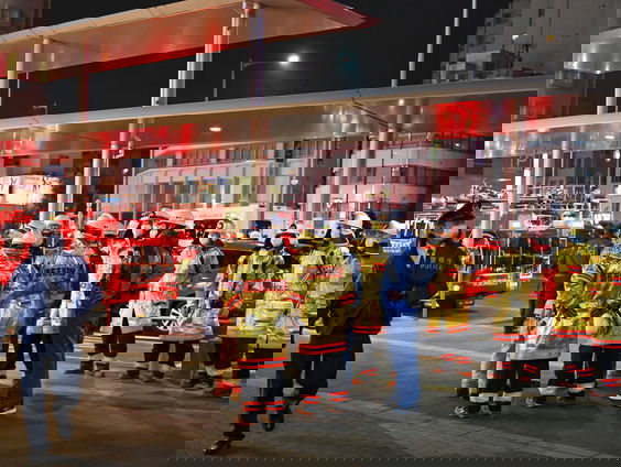 Man steekt mensen neer en sticht brand in Tokio