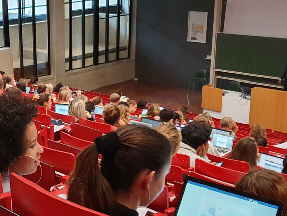 Leenstelselgeld naar extra docenten, maar ook naar duurzame broodjes