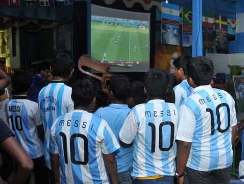 Het is stil in Buenos Aires, terwijl Parijs feest viert