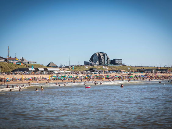 Waarom gaan mensen massaal naar het strand in coronatijd?