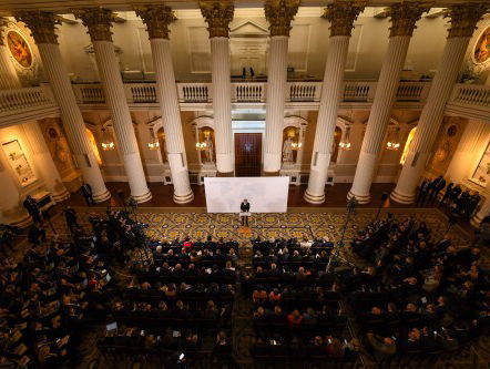 May zet kleine stapjes, maar ze zijn momenteel groot genoeg voor Brussel