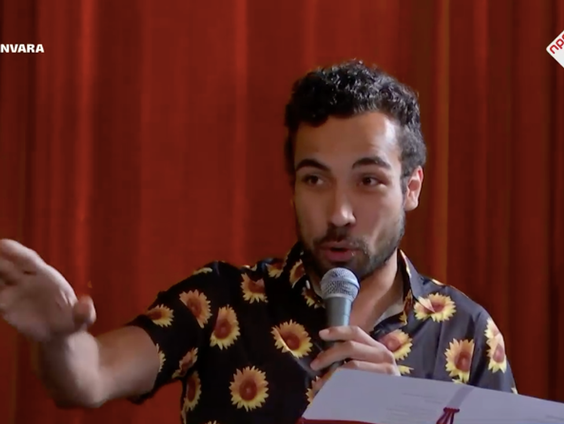 Aron Elstak zingt al headbangend ode aan Natasja Gibbs