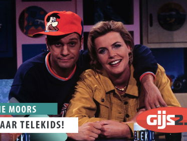 Irene Moors overhandigt Gijs het boek: Pittige Telekids Collectie