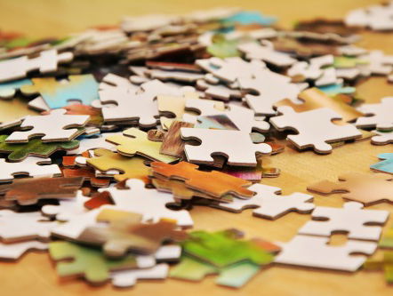 Hoe worden puzzelstukjes gemaakt?