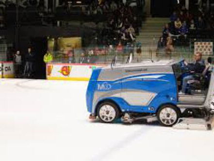 Waarom glijdt een Zamboni niet uit de bocht tijdens het dweilen?