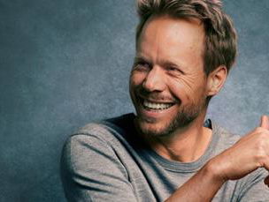 Diggy Dex bedenkt elke keer een excuus om zijn huwelijk uit te stellen