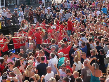 Sneeks dweilorkest De Putkapel in FIFA-commercial!