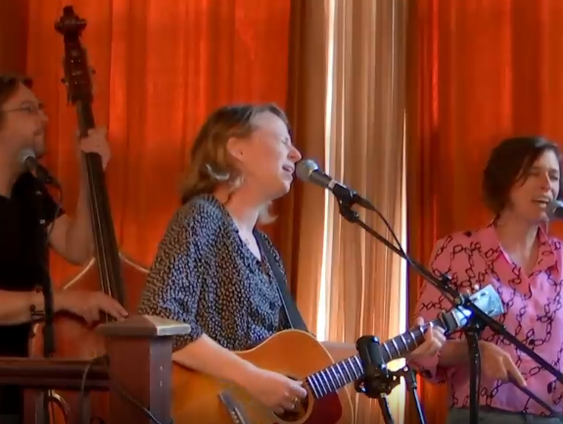 Stephanie Struijk en Eva de Roovere liedje 6