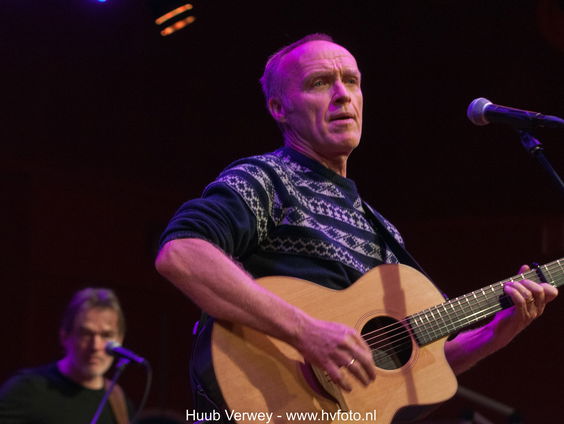 Stef Bos verrast luisteraar Bas met een Thuispakket!