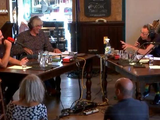 Jeanine Cronie en Stephen Hodes vertellen over de brieven die ze bij de Amsterdam Letterwriting Club op h ...