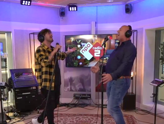 Waylon en Martin zingen 'De Glimlach Van Een Kind' bij Gijs 2.4