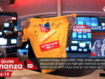 Ruud krijgt een wielrenshirt voor zijn verjaardag!