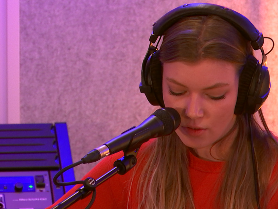 Hannah Mae - 'Little Things' live bij Rabbering Laat