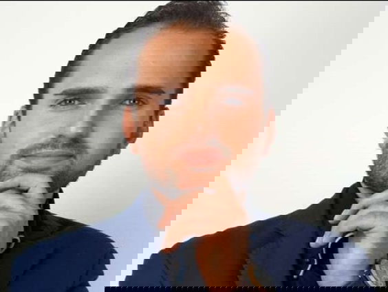 Bryan Stricker maakt een alternatieve kledingadvies-tune