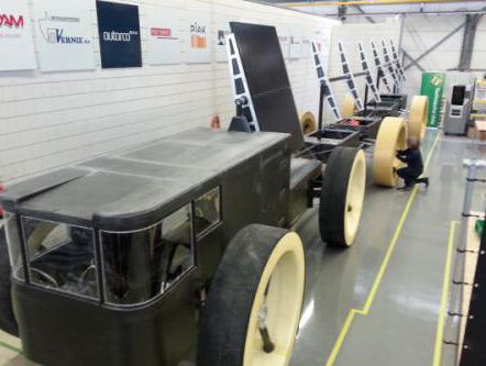 Twee avonturiers rijden met plastic auto naar geografische Zuidpool