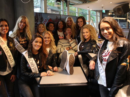 Kim Kotter + elf missen in de studio om 12.45