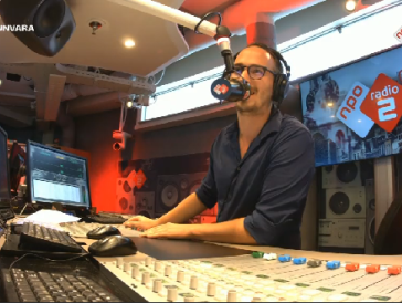 Frank vraagt Nancy toestemming voor ‘Slave to the music’