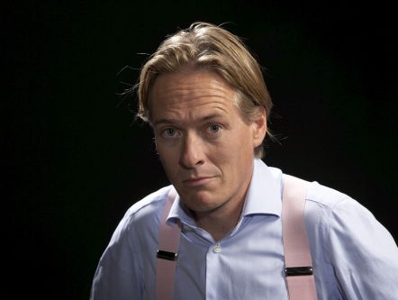 Jort Kelder legt een krans bij standbeeld Johan de Witt