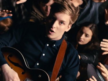 Laat George Ezra nou een boertje in 'Shotgun'?