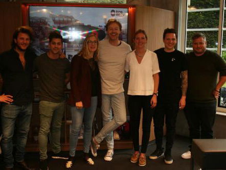 Topkoks 'De Nieuwe Garde' brengen wijn en oesters naar de studio