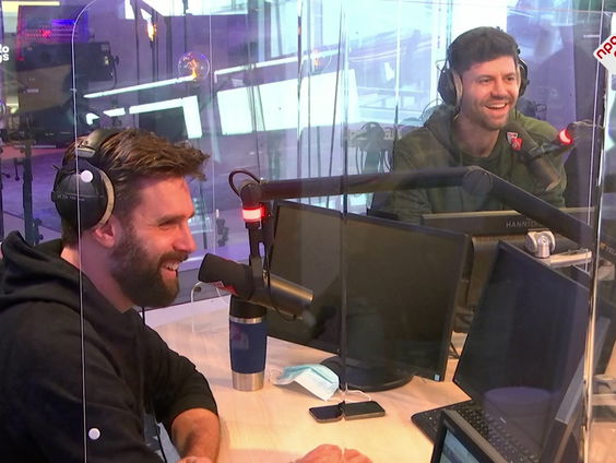 Nick en Simon in de studio! Zit er nou een banaan in hun nieuwe single?