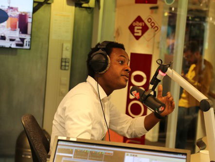 Beste wijnproever van de wereld komt gin drinken met Gijs!